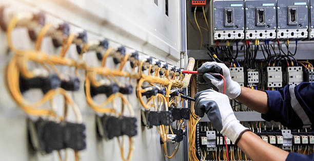 Professional Electrician technician working in Lake Zurich, IL